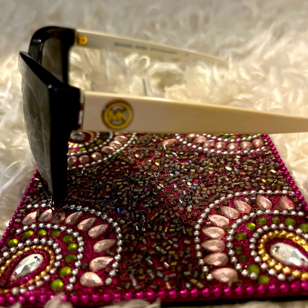 Michael kors pearl frame color